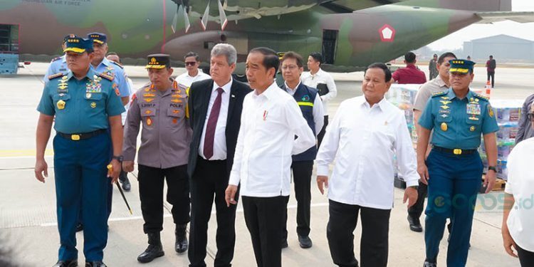 Presiden Joko Widodo meninjau pemberangkatan bantuan kemanusiaan ke Gaza di Bandara Halim Perdanakusuma, Jakarta