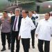 Presiden Joko Widodo meninjau pemberangkatan bantuan kemanusiaan ke Gaza di Bandara Halim Perdanakusuma, Jakarta