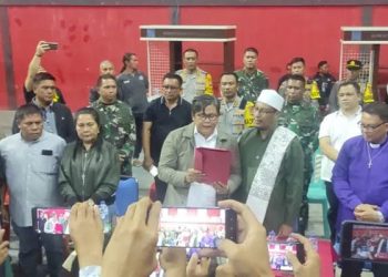 Pembacaan kesepaktan damai pasca insiden bentrok dua kelompok di Bitung, Sulawesi Utara.(Foto: Beritamanado.com)