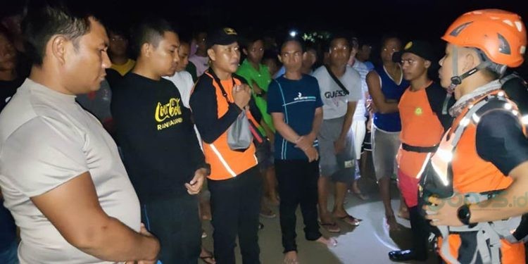 Proses pencarian bocah hilang yang terseret ombak di Kecamatan Monano, Gorontalo Utara.