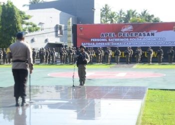 Kapolda Gorontalo Irjen Pol Angesta Romano Yoyol saat memimpin apel pelepasan 110 personel Brimob ke Papua dalam rangka Operasi Damai Cartenz 2024, Senin (27/11/2023).