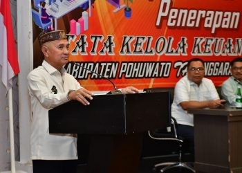 Bupati Pohuwato Saipul Mbuinga saat memberikan sambutan pada Coaching Clinic Optimalisasi Tata Kelola Keuangan Desa 2024 di Grand Q Hotel Kota Gorontalo, Rabu (8/11/2023)