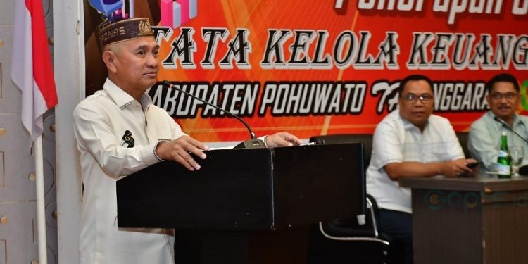 Bupati Pohuwato Saipul Mbuinga saat memberikan sambutan pada Coaching Clinic Optimalisasi Tata Kelola Keuangan Desa 2024 di Grand Q Hotel Kota Gorontalo, Rabu (8/11/2023)