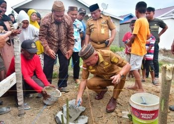 Bupati Pohuwato Saipul Mbuinga saat meletakan batu pertama pembangunan mushola, Selasa (21/11/2023).