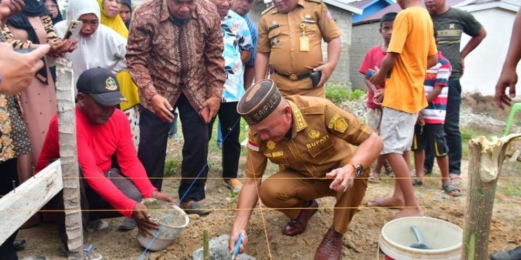 Bupati Pohuwato Saipul Mbuinga saat meletakan batu pertama pembangunan mushola, Selasa (21/11/2023).