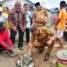 Bupati Pohuwato Saipul Mbuinga saat meletakan batu pertama pembangunan mushola, Selasa (21/11/2023).