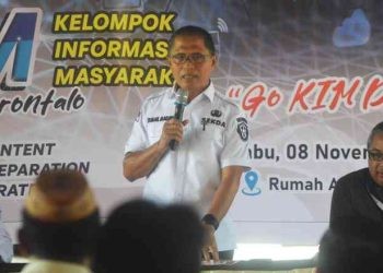 Sekertaris Daerah Kota Gorontalo, Ismail Madjid memberikan Sambutan Pada Acara Pelatihan Kapasitas Kelompok Informasi Masyarakat (KIM) Se-Kota Gorontalo Tahun 2023 di Rumah Adat Dulohupa, Rabu (8/11/2023). (Putra/Gopos)