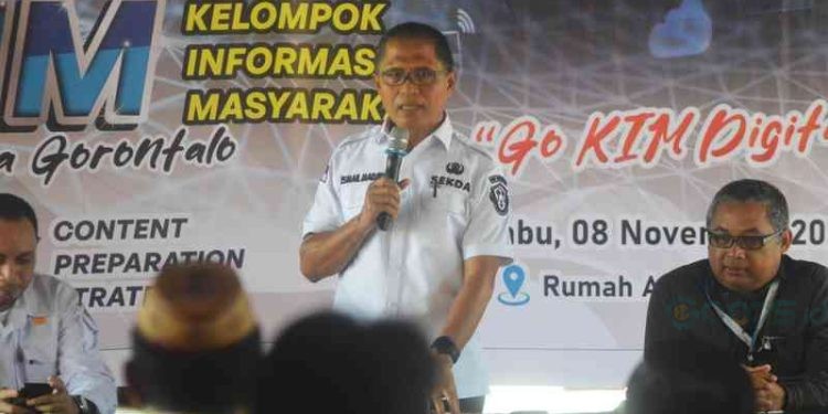 Sekertaris Daerah Kota Gorontalo, Ismail Madjid memberikan Sambutan Pada Acara Pelatihan Kapasitas Kelompok Informasi Masyarakat (KIM) Se-Kota Gorontalo Tahun 2023 di Rumah Adat Dulohupa, Rabu (8/11/2023). (Putra/Gopos)