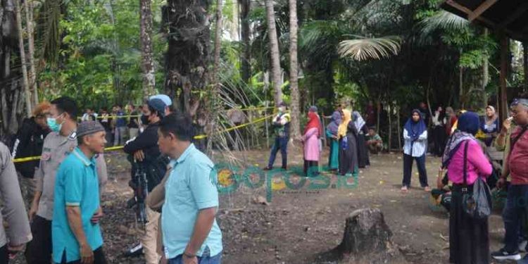 Ekshumasi HS, Maba IAIN Sultan Amai Gorontalo jadi perhatian di pekuburan keluarga di Desa Diloniyohu, Kecamatan Boliyohuto, Kabupaten Gorontalo. (Putra/Gopos)