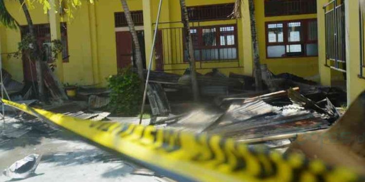 Puing-puing atap kelas yang terbakar. (Putra/Gopos)