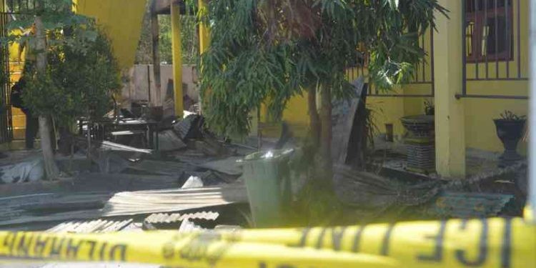 Puing-puing atap kelas yang terbakar. (Putra/Gopos)