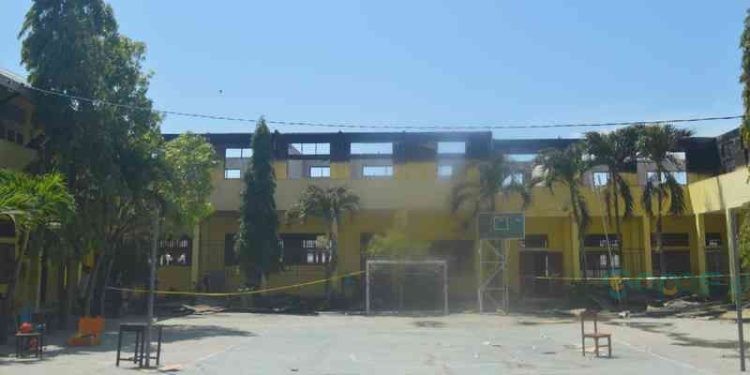 Terlihat bagian atas kelas SMA Negeri 4 Gorontalo yang terbakar. (Putra/Gopos)