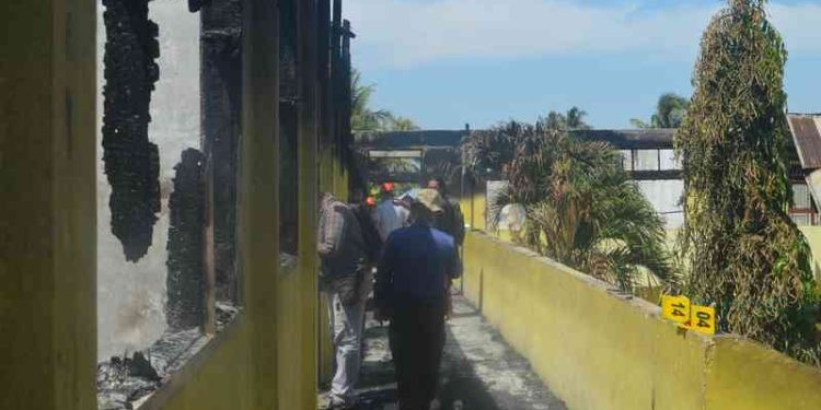 Bagian atas kelas yang terbakar. (Putra/Gopos)