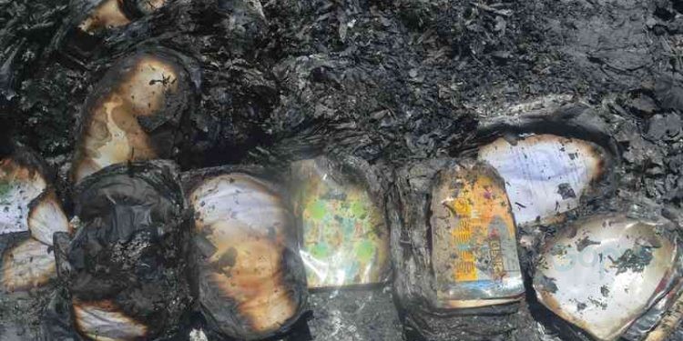 Beberapa buku-buku pelajaran yang terbakar. (Putra/Gopos)