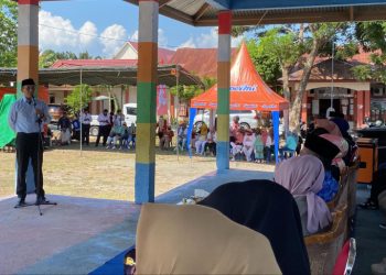 Plt Kepala Dinas Sosial P3APPKB Bone Bolango, Fredy Lasut saat memberikan sambutan pada kegiatan Pencanangan Kampung KB & Festival Bulango Indomie Vaganza tingkat Kecamatan Bulango Selatan di Halaman Kantor Camat Bulango Selatan, Jumat (10/11/2023). (Foto Adit)