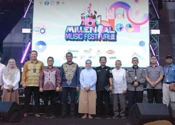 Warek III UNG, Amier Archam (tengah karawo biru) berpose bersama pejabat Forkopimda kota/kabupaten se Gorontalo pada pembukaan Millenial Music Festival yang berlangsung di halaman Rektorat UNG, 2-3 November 2023.