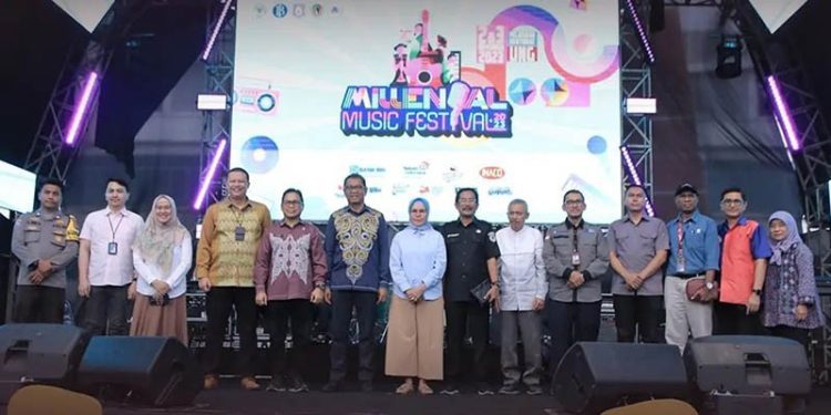 Warek III UNG, Amier Archam (tengah karawo biru) berpose bersama pejabat Forkopimda kota/kabupaten se Gorontalo pada pembukaan Millenial Music Festival yang berlangsung di halaman Rektorat UNG, 2-3 November 2023.
