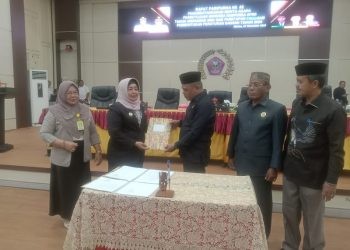 Penandatanganan berita acara Persetujuan Bersama Ranperda APBD 2024, berlangsung di Aula DPRD Pohuwato, Rabu (22/11/2023)
