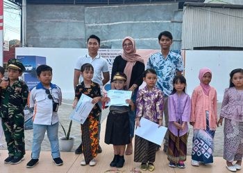 Siswa/siswi peserta fashion show anak budaya Indonesia Hyundai Gorontalo berpose bersama dengan Supervisor Dealer Hyundai Gorontalo, Febriyanti Ghaib, dan perwakilan mitra pembiayaan Hyundai Gorontalo, Sabtu (18/11/2023).