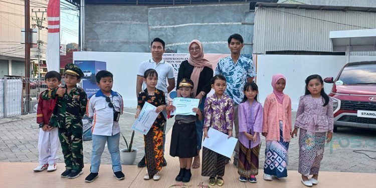 Siswa/siswi peserta fashion show anak budaya Indonesia Hyundai Gorontalo berpose bersama dengan Supervisor Dealer Hyundai Gorontalo, Febriyanti Ghaib, dan perwakilan mitra pembiayaan Hyundai Gorontalo, Sabtu (18/11/2023).
