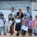 Siswa/siswi peserta fashion show anak budaya Indonesia Hyundai Gorontalo berpose bersama dengan Supervisor Dealer Hyundai Gorontalo, Febriyanti Ghaib, dan perwakilan mitra pembiayaan Hyundai Gorontalo, Sabtu (18/11/2023).