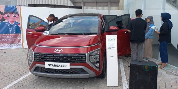 Hyundai Gorontalo memberikan kesempatan kepada masyarakat untuk melihat lebih dekat tampilan eksterior dan interior Hyundai Stargazer pada gelaran Hyundai Gorontalo Showroom Event, Sabtu (18/11/2023).