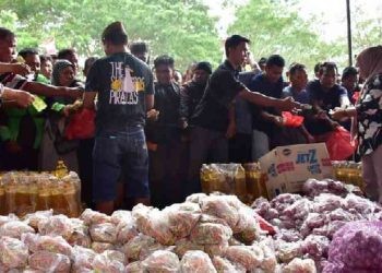 Dinas Komperindag Provinsi Gorontalo saat melayani pengemudi bentor dan ojek online pada pasar murah yang diselenggarakan di halaman kantor Diskomperindag, Jumat, (3/11/2023). Foto – Nova