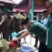 Baiat ditandai dgn penyiraman air kembang oleh Penjagub Ismail Pakaya kepada peserta PKL SUSBALAN Pimpinan wilayah GP Ansor Provinsi Gorontalo, yang berlangsung di Pentadio Resor, Telaga Biru, Minggu, (12/11/2023). Foto – Haris