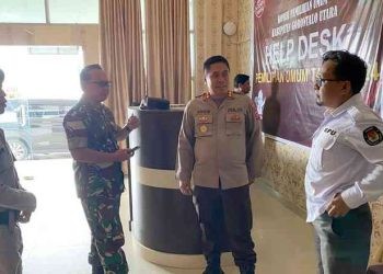 Kapolres Gorontalo Utara, AKBP Andik Gunawan mengecek personel pengamanan Komisi Pemilihan Umum (KPU) dan logistik di Desa Bulalo, Kecamatan Kwandang, Kabupaten Gorontalo Utara, Kamis (30/11/2023).