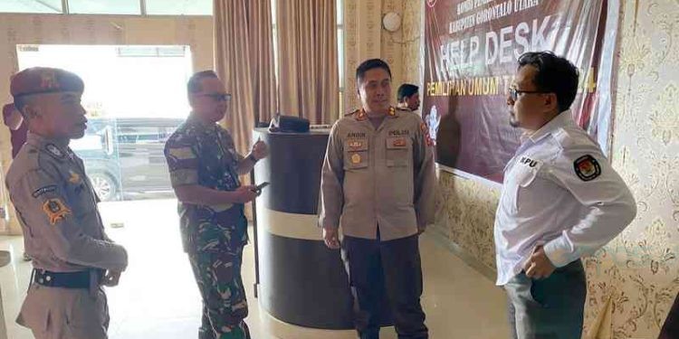 Kapolres Gorontalo Utara, AKBP Andik Gunawan mengecek personel pengamanan Komisi Pemilihan Umum (KPU) dan logistik di Desa Bulalo, Kecamatan Kwandang, Kabupaten Gorontalo Utara, Kamis (30/11/2023).