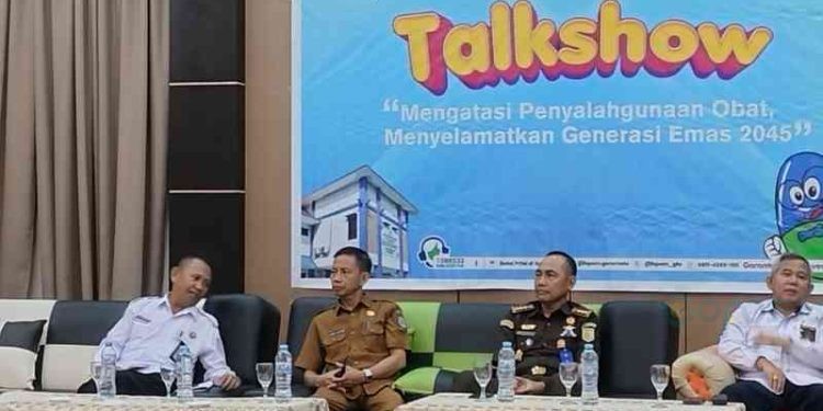 Kepala Dinas Kesehatan Provinsi Gorontalo, Anang Otoluwa saat menghadiri Talkshow Mengatasi Penyalahgunaan Obat Menyelamatkan Generasi Emas 2045 di Manna Cafe Kota Gorontalo, Senin (13/11/2023)