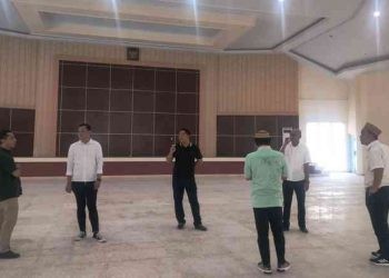 DPRD Bone Bolango saat meninjau bangunan aula kantor DPRD Bone Bolango yang baru, Kamis (16/11/2023).