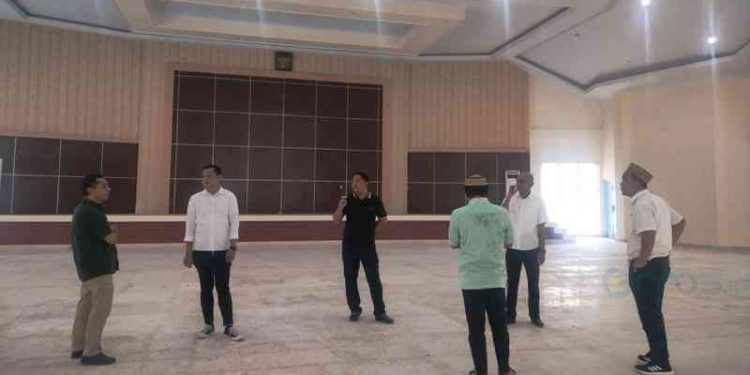 DPRD Bone Bolango saat meninjau bangunan aula kantor DPRD Bone Bolango yang baru, Kamis (16/11/2023).
