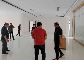 Pengerjaan Gedung DPRD Bone Bolango diminta jangan setengah-setengah. Hal ini ditegaskan ketua DPRD Bone Bolango Halid Tangahu saat melaksanakan reses bersama beberapa anggota DPRD Bone Bolango, Sabtu 18/11/2023.