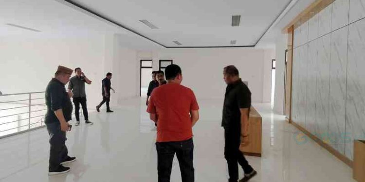Pengerjaan Gedung DPRD Bone Bolango diminta jangan setengah-setengah. Hal ini ditegaskan ketua DPRD Bone Bolango Halid Tangahu saat melaksanakan reses bersama beberapa anggota DPRD Bone Bolango, Sabtu 18/11/2023.