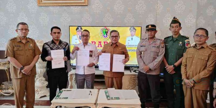 Pemerintah Kota Gorontalo resmi menandatangani Naskah Perjanjian Hibah Daerah (NPHD) Pilkada Kota Gorontalo untuk KPU Kota Gorontalo dan Bawaslu Kota Gorontalo sebesar Rp31 Miliar, Senin (20/11/2023)