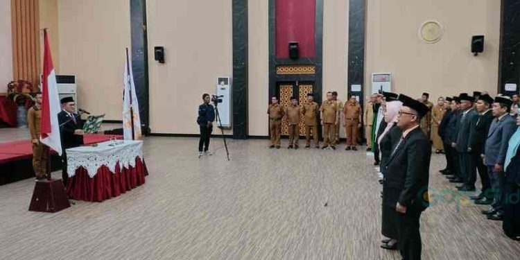 Sebanyak 51 pejabat Administrasi esselon 3 dilantik dan diambil sumpahnya oleh Wali Kota Gorontalo Marten Taha, senin (20/11/2023) di Bandayo Lo Yiladia Kota Gorontalo