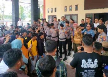 Sejumlah masa aksi yang berasal dari masyarakat di Waduk Bulango Ulu menuntut agar lahan mereka yang di gunakan untuk segera dibayarkan, Senin 20/11/2023