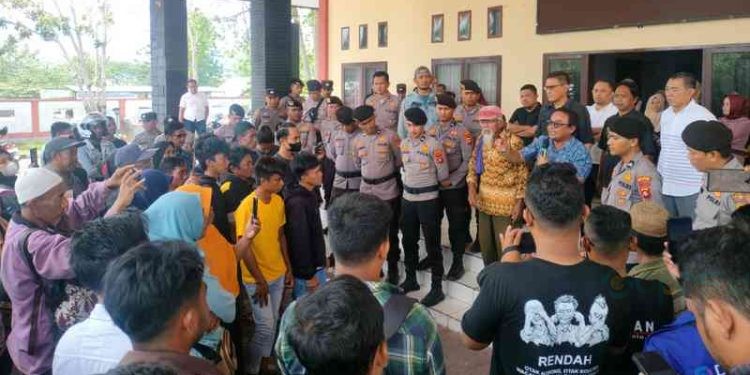 Sejumlah masa aksi yang berasal dari masyarakat di Waduk Bulango Ulu menuntut agar lahan mereka yang di gunakan untuk segera dibayarkan, Senin 20/11/2023