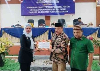 Pembicaraan Tingkat I Terhadap Ranperda Tentang Anggaran Pendapatan Dan Belanja Daerah Kabupaten Bone Bolango Tahun Anggaran 2024, Selasa (21/11/2023).