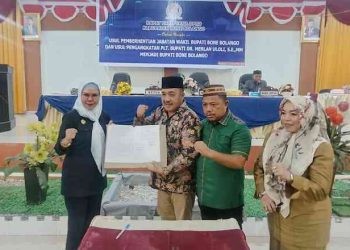 DPRD Bone Bolango melaksanakan rapat paripurna Usul Pemberhentian Jabatan Wakil Bupati Bone Bolango dan Usul Pengangkatan PLT Bupati Merlan Uloli, Selasa malam (21/11/2023)