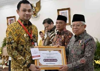 Wakil Walikota Gorontalo Ryan F.Kono menerima langsung penghargaan yang diserahkan Wakil Presiden RI Ma’ruf Amin