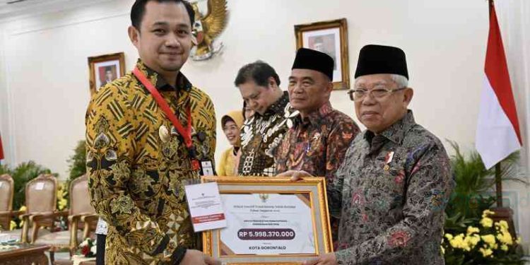 Wakil Walikota Gorontalo Ryan F.Kono menerima langsung penghargaan yang diserahkan Wakil Presiden RI Ma’ruf Amin