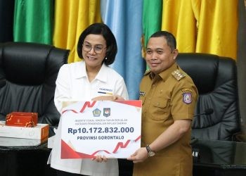 Penjagub Gorontalo Ismail Pakaya saat menerima insentif fiskal secara simbolis dari Menteri Keuangan Sri Mulyani di Jakarta, Senin (6/11/2023).(F. Humasprov)