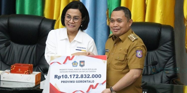 Penjagub Gorontalo Ismail Pakaya saat menerima insentif fiskal secara simbolis dari Menteri Keuangan Sri Mulyani di Jakarta, Senin (6/11/2023).(F. Humasprov)