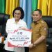 Penjagub Gorontalo Ismail Pakaya saat menerima insentif fiskal secara simbolis dari Menteri Keuangan Sri Mulyani di Jakarta, Senin (6/11/2023).(F. Humasprov)