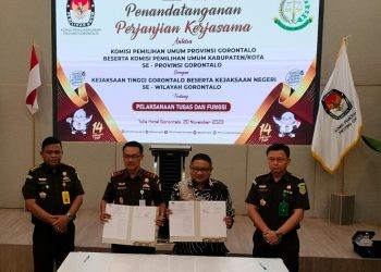 Ketua KPU Provinsi Gorontalo, Fadlyanto Koem bersama Kepala Kejaksaan Tinggi Gorontalo, Purwanto Joko Irianto usai melaksanakan penandatanganan kerjasama terkait Penguatan Kapasitas Pemilu 2024 di Hotel Yulia, Kota Gorontalo, Senin (20/11/2023)