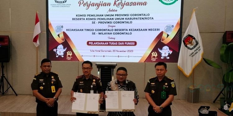 Ketua KPU Provinsi Gorontalo, Fadlyanto Koem bersama Kepala Kejaksaan Tinggi Gorontalo, Purwanto Joko Irianto usai melaksanakan penandatanganan kerjasama terkait Penguatan Kapasitas Pemilu 2024 di Hotel Yulia, Kota Gorontalo, Senin (20/11/2023)