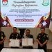 Ketua KPU Provinsi Gorontalo, Fadlyanto Koem bersama Kepala Kejaksaan Tinggi Gorontalo, Purwanto Joko Irianto usai melaksanakan penandatanganan kerjasama terkait Penguatan Kapasitas Pemilu 2024 di Hotel Yulia, Kota Gorontalo, Senin (20/11/2023)