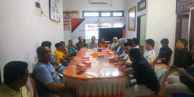 Rapat Konsolidasi Penyusun Daftar Calon Tetap (DCT), Sekaligus Penyerahan DCT Kepada Masing-masing Parpol Mendaftar di KPU Pohuwato, berlangsung di Gedung KPU Pohuwato, Jum'at 03/11/2023 (Yusuf/Gopos)